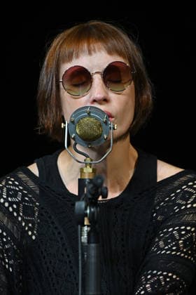 Liedabend Lied.Fest II , mit Sigrid Horn und Ernst Molden, im Rahmen der Salzkammergut Festwochen Gmunden, im Stadttheater Gmunden, fotografiert am 18.07.26. Das Bild zeigt die Musikerin und Liedermacherin Sigrid Horn 2026 - Liedabend Lied.Fest II , mit Sigrid Horn und Ernst Molden, im Rahmen der Salzkammergut Festwochen Gmunden, im Stadttheater Gmunden, am 18.07.26 *** Song Recital Lied Fest II, featuring Sigrid Horn and Ernst Molden, as part of the Salzkammergut Festival in Gmunden, at the Gmunden City Theater, photographed on July 18, 2026. The photo shows musician and songwriter Sigrid Horn in 2026. Song Recital Lied Fest II, featuring Sigrid Horn and Ernst Molden, as part of the Salzkammergut Festival Weeks in Gmunden, at the Gmu