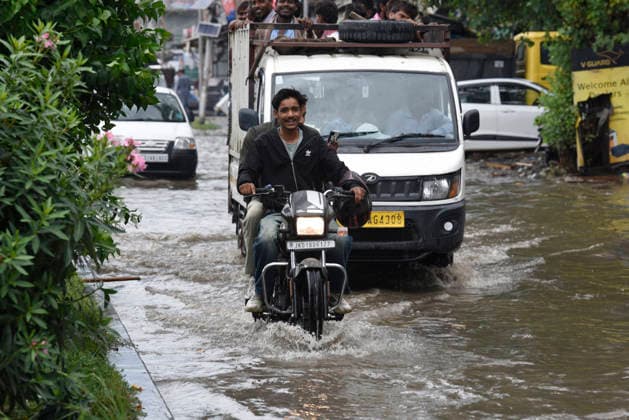 July 19, 2026, Srinagar, Jammu And Kashmir, India: Vehicles wade through waterlogged streets after heavy rainfall in Srinagar.At least 11 people were killed and seven others went missing as torrential rains triggered landslides and flash floods in the twin border districts of Poonch and Rajouri in Jammu and Kashmir on Sunday, prompting a multi-agency rescue operation. Srinagar India - ZUMAz120 20260719_zip_z120_005 Copyright: xBasitxZargarx