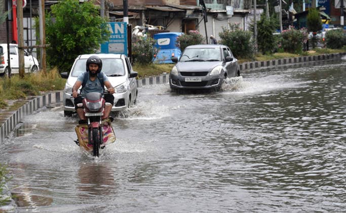 July 19, 2026, Srinagar, Jammu And Kashmir, India: Vehicles wade through waterlogged streets after heavy rainfall in Srinagar.At least 11 people were killed and seven others went missing as torrential rains triggered landslides and flash floods in the twin border districts of Poonch and Rajouri in Jammu and Kashmir on Sunday, prompting a multi-agency rescue operation. Srinagar India - ZUMAz120 20260719_zip_z120_006 Copyright: xBasitxZargarx