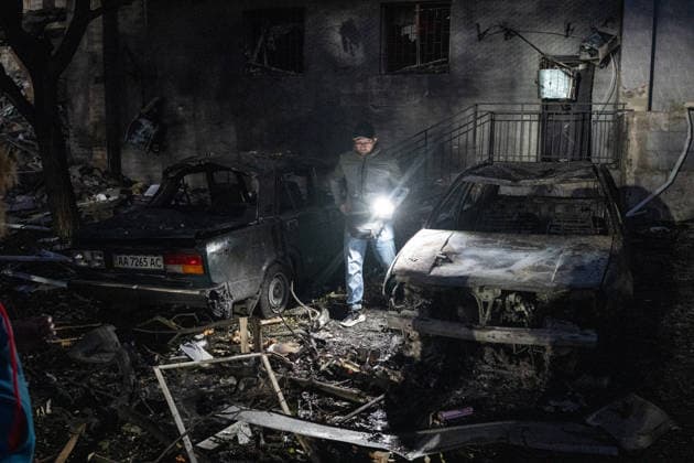 1 killed and 8 wounded in a Russian attack in Kyiv KYIV, UKRAINE - JULY 19: Emergency services conduct rescue operations at the site of the Russian missile attack in Kyiv, Ukraine, on July 19, 2026. Danylo Antoniuk Anadolu Kyiv Ukraine. Editorial use only. Please get in touch for any other usage.  Copyright: x2026xAnadoluxDanyloxAntoniukx
