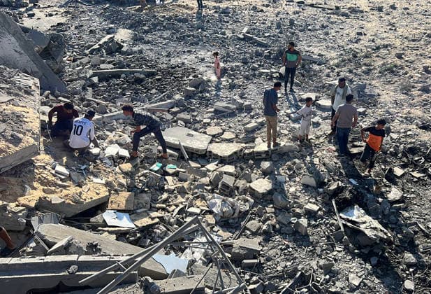 Palestinians inspect homes damaged in Israeli airstrike in Deir el-Balah Palestinians inspect the damage to their homes after an Israeli airstrike targeted a house belonging to the al-Lahham family in southern Deir el-Balah, central Gaza Strip, today. Photo by Youssef Abu Watfa apaimages Gaza city Gaza Strip Palestinian Territory 190726_Deir_al-Balah_YW_00(18) Copyright: xapaimagesxYoussefxAbuxWatfax xapaimagesx