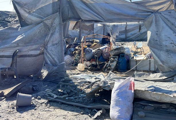 Palestinians inspect homes damaged in Israeli airstrike in Deir el-Balah Palestinians inspect the damage to their homes after an Israeli airstrike targeted a house belonging to the al-Lahham family in southern Deir el-Balah, central Gaza Strip, today. Photo by Youssef Abu Watfa apaimages Gaza city Gaza Strip Palestinian Territory 190726_Deir_al-Balah_YW_00(40) Copyright: xapaimagesxYoussefxAbuxWatfax xapaimagesx