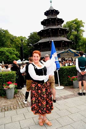 Luise Kinseher Kabarettistin Muenchen 19.07.2026 Englischer Garten am Chinesischen Turm Kocherlball Beginn 6.00 UHR Foto Muenchen *** Luise Kinseher, cabaret artist, Munich, July 19, 2026, English Garden at the Chinese Tower, Kocherlball, starts at 6:00 a.m., photo: Munich