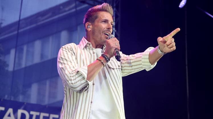 Schlager performance at the city festival on König Heinrich Platz in Duisburg ** FOR EDITORIAL USE ONLY ** EDITORIAL USE ONLY ** p Norman Langen at the Schlager concert during the city festival on Saturday, July 18, 2026, at König Heinrich Platz in Duisburg. Photo by Frank Oppitz, FUNKE Photo Services p Bun Germany NRW Duisburg. Copyright FrankxOppitz Copyright: FrankxOppitz doc86s603i8uhx5llyk220x ,EDITORIAL USE ONLY Copyright: FrankxOppitz