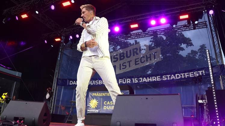 Schlager performance at the city festival on König Heinrich Platz in Duisburg ** FOR EDITORIAL USE ONLY ** EDITORIAL USE ONLY ** p Norman Langen at the Schlager concert during the city festival on Saturday, July 18, 2026, at König Heinrich Platz in Duisburg. Photo by Frank Oppitz, FUNKE Photo Services p Bun Germany NRW Duisburg. Copyright FrankxOppitz Copyright: FrankxOppitz doc86s60434vgnyab3o24a2 ,EDITORIAL USE ONLY Copyright: FrankxOppitz