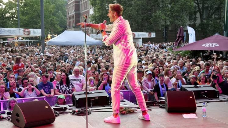 Schlager performance at the city festival on König Heinrich Platz in Duisburg ** FOR EDITORIAL USE ONLY ** EDITORIAL USE ONLY ** p Norman Langen at the Schlager concert during the city festival on Saturday, July 18, 2026, at König Heinrich Platz in Duisburg. Photo by Frank Oppitz, FUNKE Photo Services p Bun Germany NRW Duisburg. Copyright FrankxOppitz Copyright: FrankxOppitz doc86s605kch9w14k65f1cpx ,EDITORIAL USE ONLY Copyright: FrankxOppitz