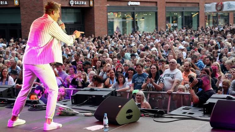 Schlager performance at the city festival on König Heinrich Platz in Duisburg ** FOR EDITORIAL USE ONLY ** EDITORIAL USE ONLY ** p Norman Langen at the Schlager concert during the city festival on Saturday, July 18, 2026, at König Heinrich Platz in Duisburg. Photo by Frank Oppitz, FUNKE Photo Services p Bun Germany NRW Duisburg. Copyright FrankxOppitz Copyright: FrankxOppitz doc86s605pt7q0ns4qe1emb ,EDITORIAL USE ONLY Copyright: FrankxOppitz