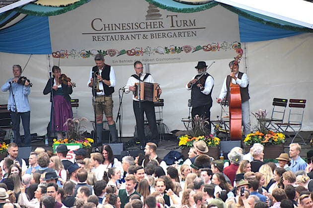 Niederbayerische Musikanten Stammtisch mit Peter Reichert Wirt Musiker Muenchen 19.07.2026 Englischer Garten am Chinesischen Turm Kocherlball Beginn 6.00 UHR Foto Muenchen *** Lower Bavarian Musicians Regulars Table with Peter Reichert, Innkeeper and Musician, Munich, July 19, 2026, English Garden at the Chinese Tower, Kocherlball, Start at 6:00 a.m., Photo: Munich