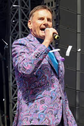 ABB 80SCHLAGER - Peter Illmann Moderator auf der Buehne bei der Open Air Show die 80er LIVE im Volksparkstadion Hamburg am 18.07.2026 Hamburg Deutschland *** ABB 80SCHLAGER Peter Illmann, host on stage at the 80s LIVE open-air show at the Volksparkstadion in Hamburg on July 18, 2026, Hamburg, Germany