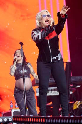 ABB 80SCHLAGER -Kim Wilde Saengerin auf der Buehne bei der Open Air Show die 80er LIVE im Volksparkstadion Hamburg am 18.07.2026 Hamburg Deutschland *** ABB 80s HIT Kim Wilde, singer on stage at the 80s LIVE open-air show at the Volksparkstadion in Hamburg on July 18, 2026, Hamburg, Germany