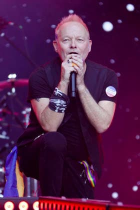 ABB 80SCHLAGER - Cutting Crew Saenger auf der Buehne bei der Open Air Show die 80er LIVE im Volksparkstadion Hamburg am 18.07.2026 Hamburg Deutschland *** ABB 80SCHLAGER Cutting Crew Singer on stage at the 80s LIVE open-air show at the Volksparkstadion in Hamburg on July 18, 2026, Hamburg, Germany