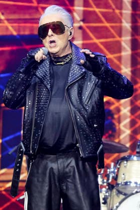 ABB 80SCHLAGER- William Holly Johnson Saenger auf der Buehne bei der Open Air Show die 80er LIVE im Volksparkstadion Hamburg am 18.07.2026 Hamburg Deutschland *** ABB 80s HIT William Holly Johnson, singer on stage at the 80s LIVE open-air show at the Volksparkstadion in Hamburg on July 18, 2026, Hamburg, Germany