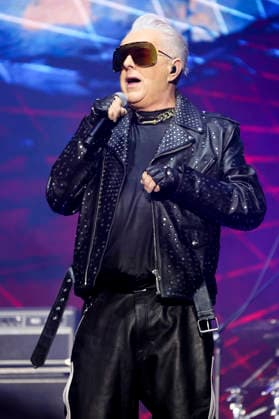 ABB 80SCHLAGER- William Holly Johnson Saenger auf der Buehne bei der Open Air Show die 80er LIVE im Volksparkstadion Hamburg am 18.07.2026 Hamburg Deutschland *** ABB 80s HIT William Holly Johnson, singer on stage at the 80s LIVE open-air show at the Volksparkstadion in Hamburg on July 18, 2026, Hamburg, Germany