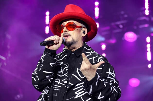 ABB 80SCHLAGER- Boy George Saenger auf der Buehne bei der Open Air Show die 80er LIVE im Volksparkstadion Hamburg am 18.07.2026 Hamburg Deutschland *** ABB 80s HIT Boy George, singer on stage at the 80s LIVE open-air show at the Volksparkstadion in Hamburg on July 18, 2026, Hamburg, Germany