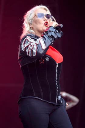 ABB 80SCHLAGER -Kim Wilde Saengerin auf der Buehne bei der Open Air Show die 80er LIVE im Volksparkstadion Hamburg am 18.07.2026 Hamburg Deutschland *** ABB 80s HIT Kim Wilde, singer on stage at the 80s LIVE open-air show at the Volksparkstadion in Hamburg on July 18, 2026, Hamburg, Germany