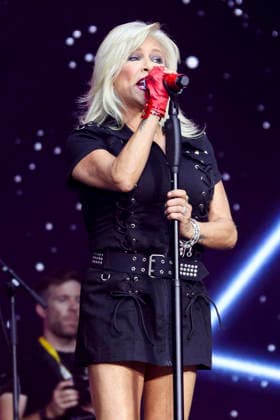ABB 80SCHLAGER - Samantha Fox Saengerin auf der Buehne bei der Open Air Show die 80er LIVE im Volksparkstadion Hamburg am 18.07.2026 Hamburg Deutschland *** ABB 80s HIT Samantha Fox, singer, on stage at the 80s LIVE open-air show at the Volksparkstadion in Hamburg on July 18, 2026, Hamburg, Germany