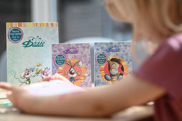 Diddl feiert Comeback in Deutschland. Ein junges Mädchen hält einen aktuellen Diddl-Block in der Hand. Nach mehr als einem Jahrzehnt kehrt die kultige Plüschmaus auf den deutschen Markt zurück und lässt viele Menschen nostalgisch in ihre Schulzeit blicken. Berlin Berlin Deutschland *** Diddl Makes a Comeback in Germany A young girl is holding a new Diddl notebook. After more than a decade, the iconic plush mouse is returning to the German market, prompting many people to look back nostalgically on their school days. Berlin, Berlin, Germany Copyright: xdiebildwerftx