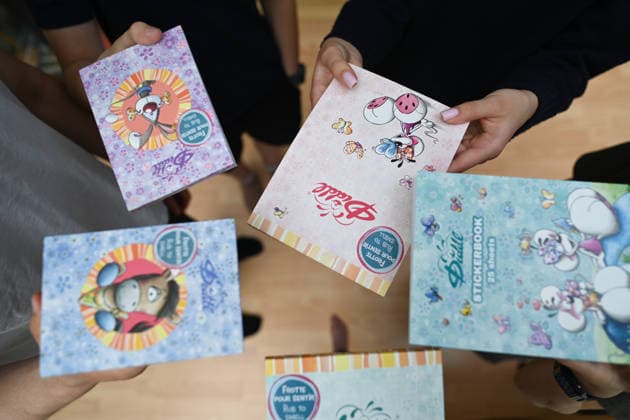 Diddl feiert Comeback in Deutschland. Kinder halten aktuelle Diddl-Blöcke in der Hand. Nach mehr als einem Jahrzehnt kehrt die kultige Plüschmaus auf den deutschen Markt zurück und lässt viele Menschen nostalgisch in ihre Schulzeit blicken. Berlin Berlin Deutschland *** Diddl Celebrates a Comeback in Germany; Children Hold the Latest Diddl Notebooks After more than a decade, the iconic plush mouse is returning to the German market, prompting many people to look back nostalgically on their school days. Berlin, Berlin, Germany Copyright: xdiebildwerftx