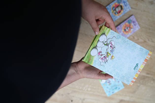 Diddl feiert Comeback in Deutschland. Eine Frau hält einen aktuellen Diddl-Block in der Hand. Nach mehr als einem Jahrzehnt kehrt die kultige Plüschmaus auf den deutschen Markt zurück und lässt viele Menschen nostalgisch in ihre Schulzeit blicken. Berlin Berlin Deutschland *** Diddl Makes a Comeback in Germany A woman holds a current Diddl notebook in her hand. After more than a decade, the iconic plush mouse is returning to the German market, prompting many people to look back nostalgically on their school days. Berlin, Berlin, Germany Copyright: xdiebildwerftx