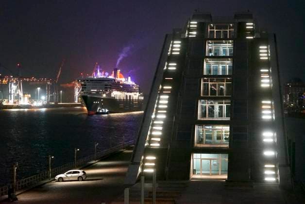 CNTV QUEENMARY2- Das Luxus Kreuzfahrtschiff Queen Mary 2 ist nach fast 11 Monaten zu frueher Stunde wieder einmal auf der Elbe in den Hamburg Hafen eingelaufen am 19.07.2026. Die Queen Mary 2, kurz QM2 genannt ist ein Transatlantikliner Kreuzfahrtmarke Cunard Line Hamburg Deutschland *** CNTV QUEENMARY2 The luxury cruise ship Queen Mary 2 once again entered the Port of Hamburg on the Elbe River in the early hours of the morning on July 19, 2026, after nearly 11 months at sea. The Queen Mary 2, commonly known as the QM2, is a transatlantic liner operated by the Cunard Line in Hamburg, Germany.