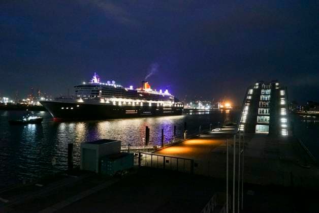 CNTV QUEENMARY2- Das Luxus Kreuzfahrtschiff Queen Mary 2 ist nach fast 11 Monaten zu frueher Stunde wieder einmal auf der Elbe in den Hamburg Hafen eingelaufen am 19.07.2026. Die Queen Mary 2, kurz QM2 genannt ist ein Transatlantikliner Kreuzfahrtmarke Cunard Line Hamburg Deutschland *** CNTV QUEENMARY2 The luxury cruise ship Queen Mary 2 once again entered the Port of Hamburg on the Elbe River in the early hours of the morning on July 19, 2026, after nearly 11 months at sea. The Queen Mary 2, commonly known as the QM2, is a transatlantic liner operated by the Cunard Line in Hamburg, Germany.