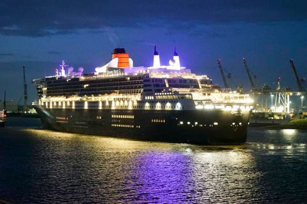 CNTV QUEENMARY2- Das Luxus Kreuzfahrtschiff Queen Mary 2 ist nach fast 11 Monaten zu frueher Stunde wieder einmal auf der Elbe in den Hamburg Hafen eingelaufen am 19.07.2026. Die Queen Mary 2, kurz QM2 genannt ist ein Transatlantikliner Kreuzfahrtmarke Cunard Line Hamburg Deutschland *** CNTV QUEENMARY2 The luxury cruise ship Queen Mary 2 once again entered the Port of Hamburg on the Elbe River in the early hours of the morning on July 19, 2026, after nearly 11 months at sea. The Queen Mary 2, commonly known as the QM2, is a transatlantic liner operated by the Cunard Line in Hamburg, Germany.