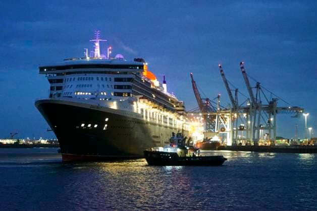 News Themen der Woche KW29 CNTV QUEENMARY2- Das Luxus Kreuzfahrtschiff Queen Mary 2 ist nach fast 11 Monaten zu frueher Stunde wieder einmal auf der Elbe in den Hamburg Hafen eingelaufen am 19.07.2026. Die Queen Mary 2, kurz QM2 genannt ist ein Transatlantikliner Kreuzfahrtmarke Cunard Line Hamburg Deutschland *** CNTV QUEENMARY2 The luxury cruise ship Queen Mary 2 once again entered the Port of Hamburg on the Elbe River in the early hours of the morning on July 19, 2026, after nearly 11 months at sea. The Queen Mary 2, commonly known as the QM2, is a transatlantic liner operated by the Cunard Line in Hamburg, Germany.