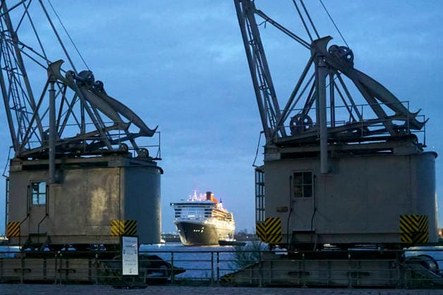 CNTV QUEENMARY2- Das Luxus Kreuzfahrtschiff Queen Mary 2 ist nach fast 11 Monaten zu frueher Stunde wieder einmal auf der Elbe in den Hamburg Hafen eingelaufen am 19.07.2026. Die Queen Mary 2, kurz QM2 genannt ist ein Transatlantikliner Kreuzfahrtmarke Cunard Line Hamburg Deutschland *** CNTV QUEENMARY2 The luxury cruise ship Queen Mary 2 once again entered the Port of Hamburg on the Elbe River in the early hours of the morning on July 19, 2026, after nearly 11 months at sea. The Queen Mary 2, commonly known as the QM2, is a transatlantic liner operated by the Cunard Line in Hamburg, Germany.