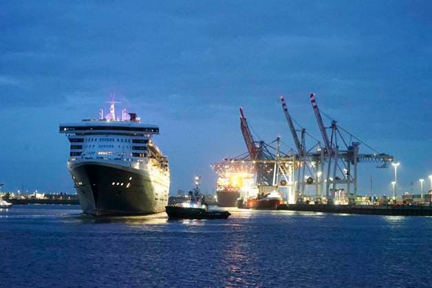 CNTV QUEENMARY2- Das Luxus Kreuzfahrtschiff Queen Mary 2 ist nach fast 11 Monaten zu frueher Stunde wieder einmal auf der Elbe in den Hamburg Hafen eingelaufen am 19.07.2026. Die Queen Mary 2, kurz QM2 genannt ist ein Transatlantikliner Kreuzfahrtmarke Cunard Line Hamburg Deutschland *** CNTV QUEENMARY2 The luxury cruise ship Queen Mary 2 once again entered the Port of Hamburg on the Elbe River in the early hours of the morning on July 19, 2026, after nearly 11 months at sea. The Queen Mary 2, commonly known as the QM2, is a transatlantic liner operated by the Cunard Line in Hamburg, Germany.