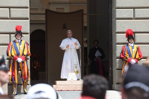 IPA86804889 - CASTEL GANDOLFO (RM) - Italy, July 19, 2026: Pope Leo XIV leads the Angelus prayer from the papal residence overlooking Piazza della LibertÃ in Castel Gandolfo, addressing the faithful and pilgrims who have come from various locations to participate in the traditional Sunday event. At the conclusion of the prayer, the Pontiff greets those present and imparts the apostolic blessing.  Copyright: xmarcoxiacobuccix xmarcoxiacobuccix 86804889
