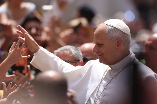 IPA86804995 - CASTEL GANDOLFO (RM) - Italy, July 19, 2026: Pope Leo XIV leads the Angelus prayer from the papal residence overlooking Piazza della LibertÃ in Castel Gandolfo, addressing the faithful and pilgrims who have come from various locations to participate in the traditional Sunday event. At the conclusion of the prayer, the Pontiff greets those present and imparts the apostolic blessing.  Copyright: xmarcoxiacobuccix xmarcoxiacobuccix 86804995