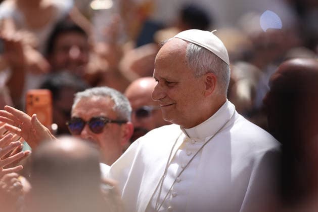 IPA86804999 - CASTEL GANDOLFO (RM) - Italy, July 19, 2026: Pope Leo XIV leads the Angelus prayer from the papal residence overlooking Piazza della LibertÃ in Castel Gandolfo, addressing the faithful and pilgrims who have come from various locations to participate in the traditional Sunday event. At the conclusion of the prayer, the Pontiff greets those present and imparts the apostolic blessing.  Copyright: xmarcoxiacobuccix xmarcoxiacobuccix 86804999