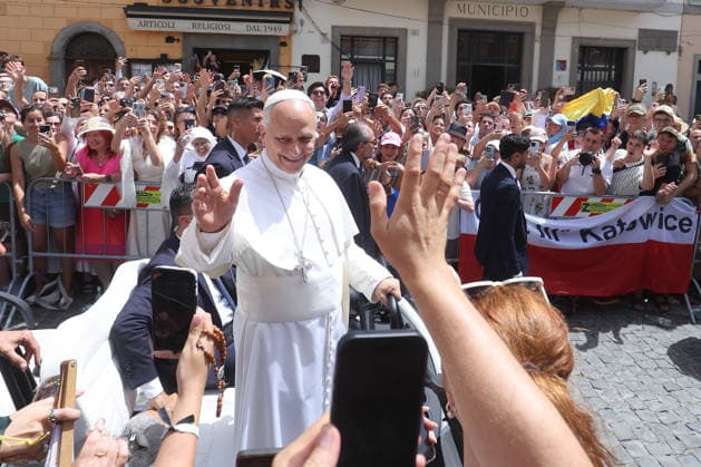 IPA86804898 - CASTEL GANDOLFO (RM) - Italy, July 19, 2026: Pope Leo XIV leads the Angelus prayer from the papal residence overlooking Piazza della LibertÃ in Castel Gandolfo, addressing the faithful and pilgrims who have come from various locations to participate in the traditional Sunday event. At the conclusion of the prayer, the Pontiff greets those present and imparts the apostolic blessing.  Copyright: xmarcoxiacobuccix xmarcoxiacobuccix 86804898