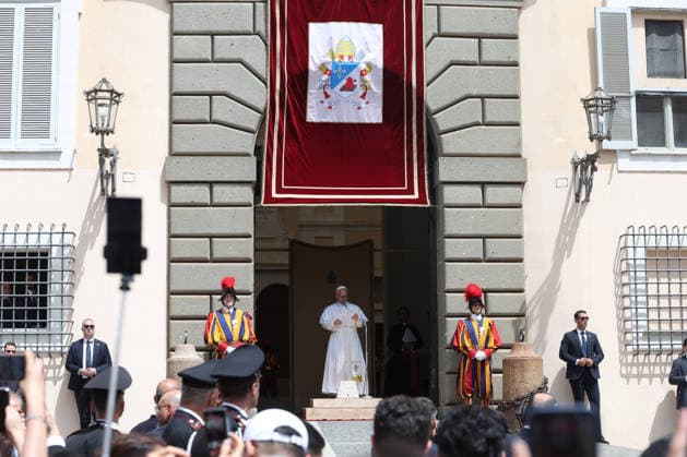 IPA86804848 - CASTEL GANDOLFO (RM) - Italy, July 19, 2026: Pope Leo XIV leads the Angelus prayer from the papal residence overlooking Piazza della LibertÃ in Castel Gandolfo, addressing the faithful and pilgrims who have come from various locations to participate in the traditional Sunday event. At the conclusion of the prayer, the Pontiff greets those present and imparts the apostolic blessing.  Copyright: xmarcoxiacobuccix xmarcoxiacobuccix 86804848