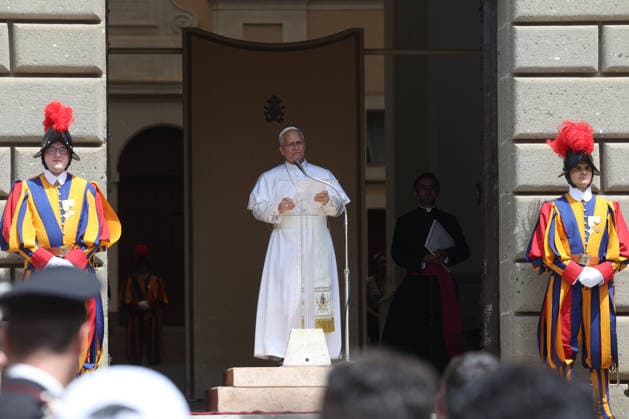 IPA86804853 - CASTEL GANDOLFO (RM) - Italy, July 19, 2026: Pope Leo XIV leads the Angelus prayer from the papal residence overlooking Piazza della LibertÃ in Castel Gandolfo, addressing the faithful and pilgrims who have come from various locations to participate in the traditional Sunday event. At the conclusion of the prayer, the Pontiff greets those present and imparts the apostolic blessing.  Copyright: xmarcoxiacobuccix xmarcoxiacobuccix 86804853