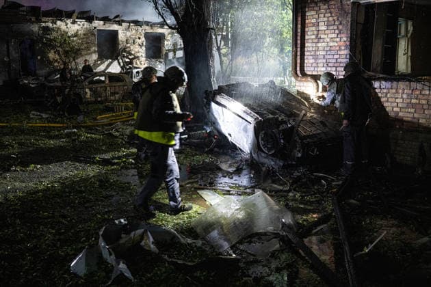 Rescuers work at a five-storey apartment block in the Solomianskyi district damaged by a Russian attack on Kyiv, Ukraine, July 19, 2026. The Russian army launched a massive strike on the Ukrainian capital with ballistic missiles. According to preliminary data from the State Emergency Service of Ukraine, one person was killed and 15 were injured. Falling debris and fires were reported in five districts of the city, while an underpass near the Lukianivska metro station sustained a direct hit. (Photo by Danylo Antoniuk Ukrinform) Russian army attack Kyiv with ballistic missiles  Copyright: xDanyloxAntoniukx
