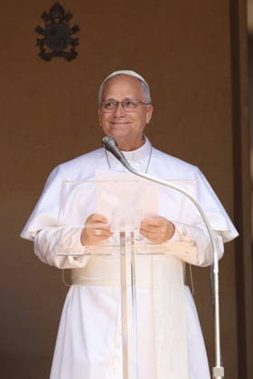 IPA86804972 - CASTEL GANDOLFO (RM) - Italy, July 19, 2026: Pope Leo XIV leads the Angelus prayer from the papal residence overlooking Piazza della LibertÃ in Castel Gandolfo, addressing the faithful and pilgrims who have come from various locations to participate in the traditional Sunday event. At the conclusion of the prayer, the Pontiff greets those present and imparts the apostolic blessing.  Copyright: xmarcoxiacobuccix xmarcoxiacobuccix 86804972