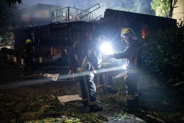 Rescuers work at a five-storey apartment block in the Solomianskyi district damaged by a Russian attack on Kyiv, Ukraine, July 19, 2026. The Russian army launched a massive strike on the Ukrainian capital with ballistic missiles. According to preliminary data from the State Emergency Service of Ukraine, one person was killed and 15 were injured. Falling debris and fires were reported in five districts of the city, while an underpass near the Lukianivska metro station sustained a direct hit. (Photo by Danylo Antoniuk Ukrinform) Russian army attack Kyiv with ballistic missiles  Copyright: xDanyloxAntoniukx