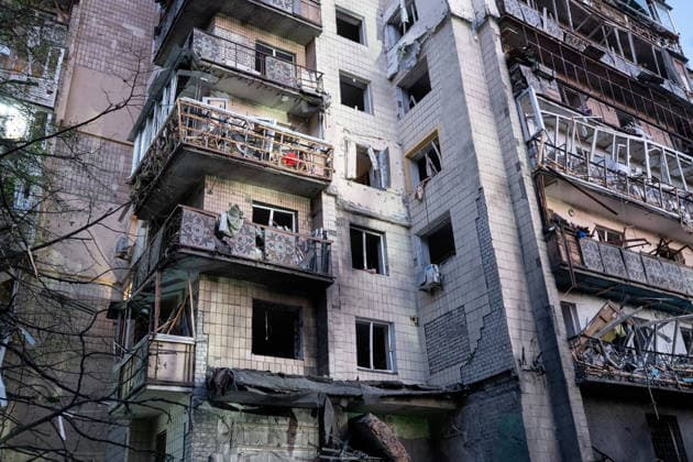 An apartment block in the Solomianskyi district is damaged by a Russian attack on Kyiv, Ukraine, July 19, 2026. The Russian army launched a massive strike on the Ukrainian capital with ballistic missiles. According to preliminary data from the State Emergency Service of Ukraine, one person was killed and 15 were injured. Falling debris and fires were reported in five districts of the city, while an underpass near the Lukianivska metro station sustained a direct hit. (Photo by Danylo Antoniuk Ukrinform) Russian army attack Kyiv with ballistic missiles  Copyright: xDanyloxAntoniukx