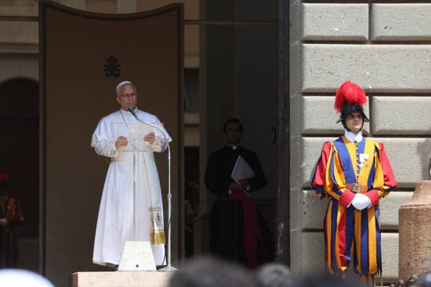 IPA86804878 - CASTEL GANDOLFO (RM) - Italy, July 19, 2026: Pope Leo XIV leads the Angelus prayer from the papal residence overlooking Piazza della LibertÃ in Castel Gandolfo, addressing the faithful and pilgrims who have come from various locations to participate in the traditional Sunday event. At the conclusion of the prayer, the Pontiff greets those present and imparts the apostolic blessing.  Copyright: xmarcoxiacobuccix xmarcoxiacobuccix 86804878
