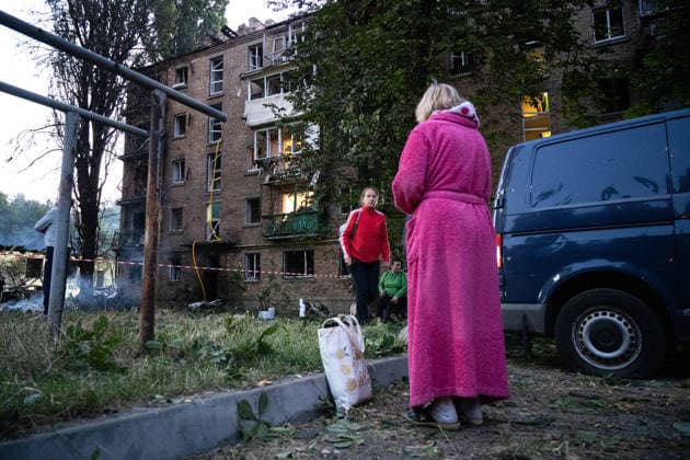 A woman in a pink bathrobe faces a five-storey apartment block in the Solomianskyi district damaged by a Russian attack on Kyiv, Ukraine, July 19, 2026. The Russian army launched a massive strike on the Ukrainian capital with ballistic missiles. According to preliminary data from the State Emergency Service of Ukraine, one person was killed and 15 were injured. Falling debris and fires were reported in five districts of the city, while an underpass near the Lukianivska metro station sustained a direct hit. (Photo by Danylo Antoniuk Ukrinform) Russian army attacks Kyiv with ballistic missiles  Copyright: xDanyloxAntoniukx