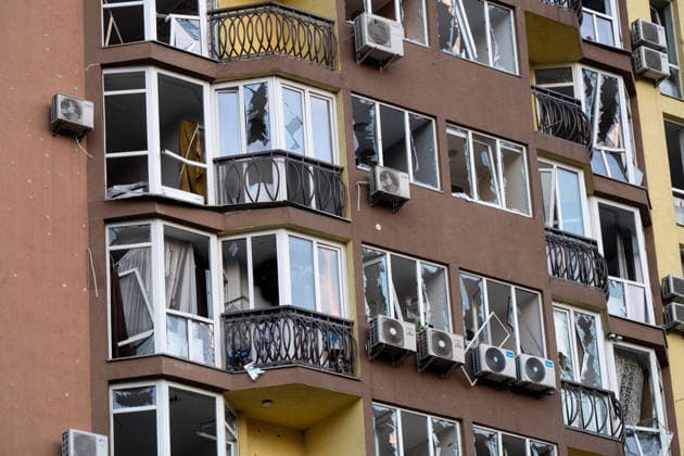 Windows in an apartment block in the Shevchenkivskyi district are smashed by the shock wave from a Russian attack on Kyiv, Ukraine, July 19, 2026. The Russian army launched a massive strike on the Ukrainian capital with ballistic missiles. According to preliminary data from the State Emergency Service of Ukraine, one person was killed and 15 were injured. Falling debris and fires were reported in five districts of the city, while an underpass near the Lukianivska metro station sustained a direct hit. (Photo by Danylo Antoniuk Ukrinform) Russian army attacks Kyiv with ballistic missiles  Copyright: xDanyloxAntoniukx