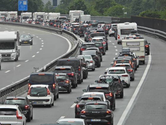 19.07.2026 Schweiz Sonntag ,Ferienbeginn, Sommerferien Bild . Stau vor dem Gotthardtunnel Nordportal.Auszeit auf einer Gotthard Raststaette. *** July 19, 2026, Switzerland, Sunday, start of summer vacation. Photo: Traffic jam in front of the northern portal of the Gotthard Tunnel. Taking a break at a Gotthard rest stop. 