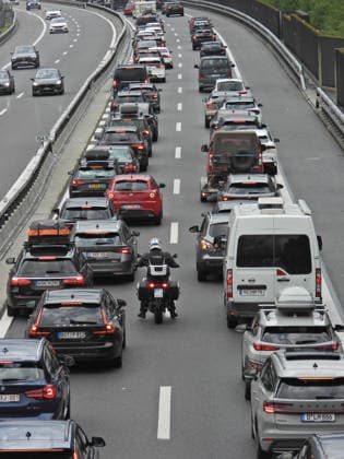 19.07.2026 Schweiz Sonntag ,Ferienbeginn, Sommerferien Bild . Stau vor dem Gotthardtunnel Nordportal, *** July 19, 2026, Switzerland, Sunday, start of summer vacation, photo: traffic jam in front of the northern portal of the Gotthard Tunnel, 