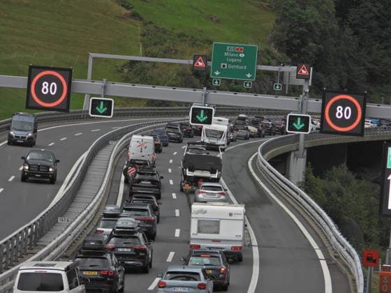 19.07.2026 Schweiz Sonntag ,Ferienbeginn, Sommerferien Bild . Stau vor dem Gotthardtunnel Nordportal, *** July 19, 2026, Switzerland, Sunday, start of summer vacation, photo: traffic jam in front of the northern portal of the Gotthard Tunnel, 
