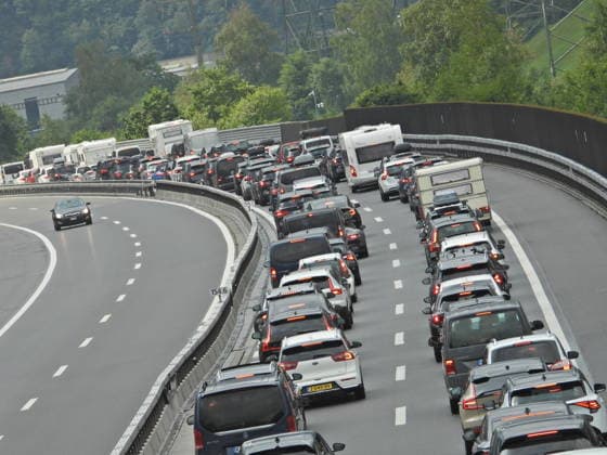19.07.2026 Schweiz Sonntag ,Ferienbeginn, Sommerferien Bild . Stau vor dem Gotthardtunnel Nordportal, *** July 19, 2026, Switzerland, Sunday, start of summer vacation, photo: traffic jam in front of the northern portal of the Gotthard Tunnel, 