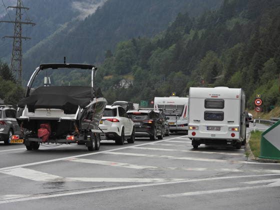 19.07.2026 Schweiz Sonntag ,Ferienbeginn, Sommerferien Bild . Stau vor dem Gotthardtunnel Nordportal,Pannenfahrzeug,Autopanne mit Wohnwagen. *** July 19, 2026, Switzerland, Sunday, start of summer vacation. Photo: Traffic jam in front of the northern portal of the Gotthard Tunnel; breakdown truck; car with a trailer that has broken down. 