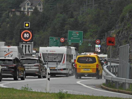 19.07.2026 Schweiz Sonntag ,Ferienbeginn, Sommerferien Bild . Stau vor dem Gotthardtunnel Nordportal,Pannenfahrzeug,. *** July 19, 2026 Switzerland Sunday, start of summer vacation, photo: traffic jam in front of the northern portal of the Gotthard Tunnel, breakdown truck, 