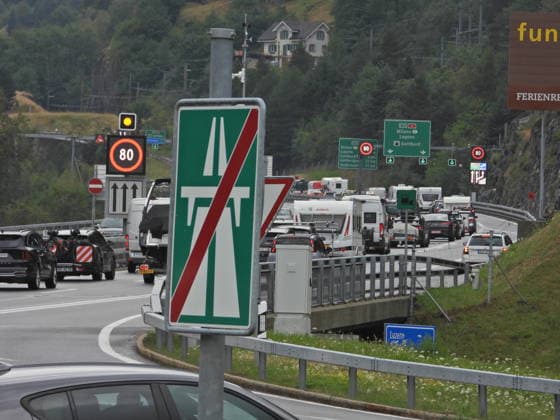 19.07.2026 Schweiz Sonntag ,Ferienbeginn, Sommerferien Bild . Stau vor dem Gotthardtunnel Nordportal, *** July 19, 2026, Switzerland, Sunday, start of summer vacation, photo: traffic jam in front of the northern portal of the Gotthard Tunnel, 