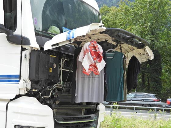 19.07.2026 Schweiz Sonntag ,Ferienbeginn, Sommerferien Bild . Stau vor dem Gotthardtunnel Nordportal.Auszeit auf einer Raststaette.Lastwagenfahrer trocknet seine Waesche. *** July 19, 2026, Switzerland, Sunday, start of summer vacation. Photo: Traffic jam in front of the northern portal of the Gotthard Tunnel. A break at a rest stop. A truck driver is drying his laundry. 